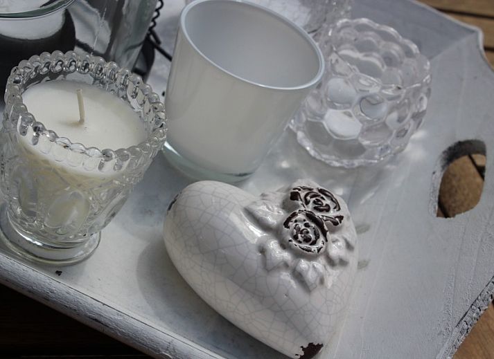 Cozy bedroom with wrought iron bed in chalet Alppimaja, Barvaux-sur-Ourthe, Ardennes, for a peaceful sleep.