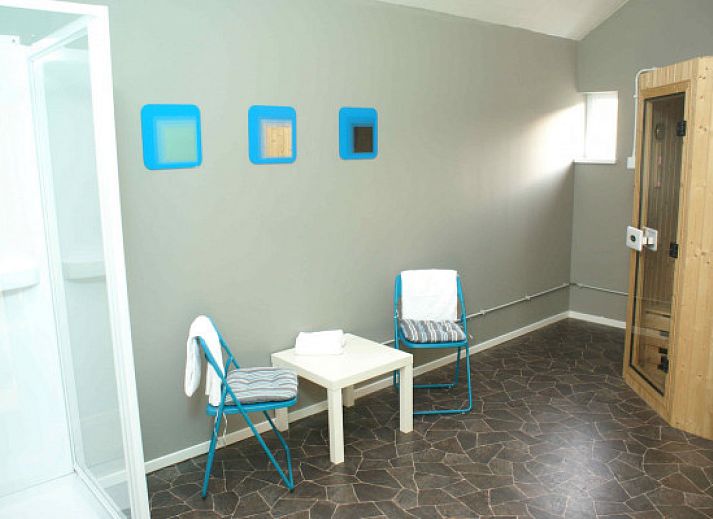 ARD112 vakantiehuis in Vielsalm, Ardennen met stenen gevel en kleurrijke ramen.