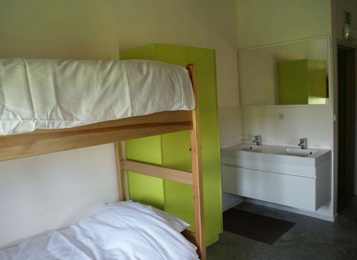 Moderne keuken en eetruimte in vakantiehuis ARD112 in Vielsalm, Ardennen.