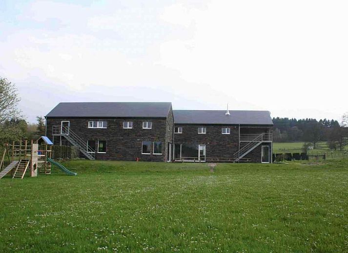 Moderne keuken en eetruimte in vakantiehuis ARD112 in Vielsalm, Ardennen.