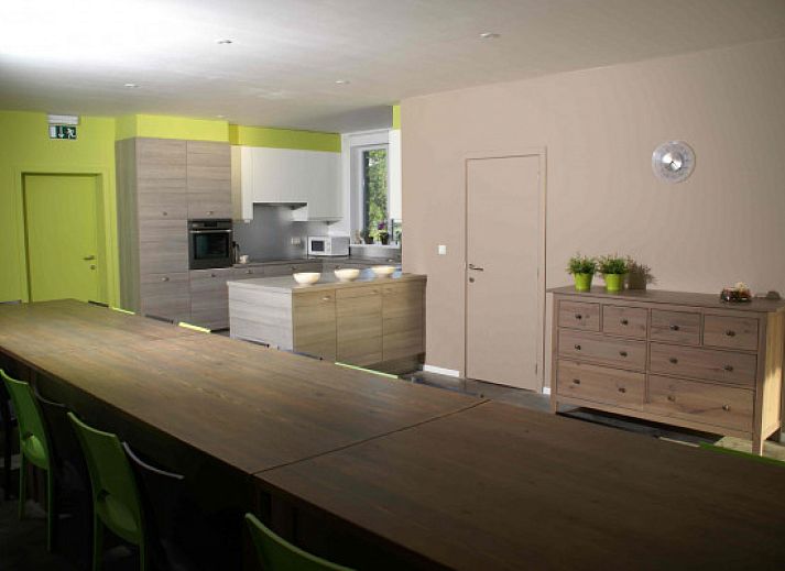 Moderne keuken en eetruimte in vakantiehuis ARD112 in Vielsalm, Ardennen.