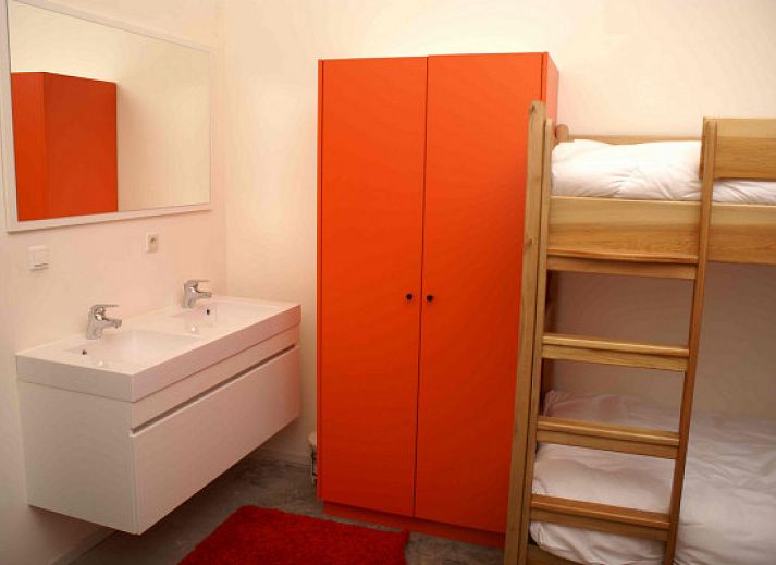 Slaapkamer met stapelbed en oranje kast in ARD112 vakantiehuis, Vielsalm, Ardennen.