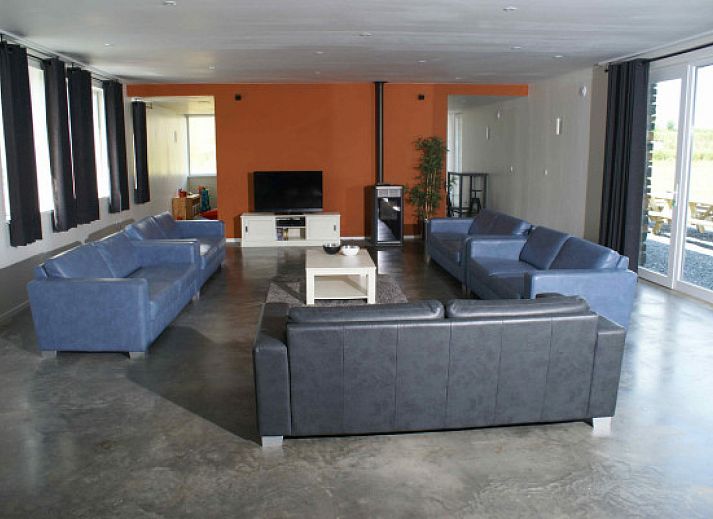 Slaapkamer met stapelbed en oranje kast in ARD112 vakantiehuis, Vielsalm, Ardennen.