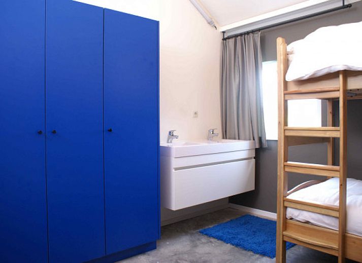 Slaapkamer met stapelbed en oranje kast in ARD112 vakantiehuis, Vielsalm, Ardennen.