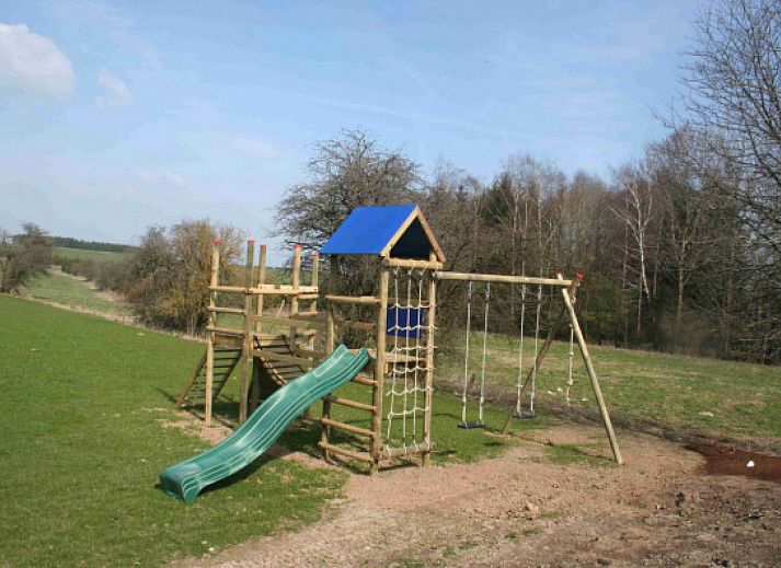 Slaapkamer met stapelbed en oranje kast in ARD112 vakantiehuis, Vielsalm, Ardennen.