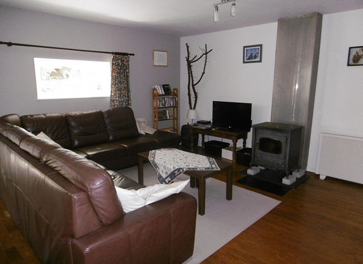 Gezellige woonkamer in TOPLOCATIE Gite Zwaluwnest vakantiehuis in Herresbach, Ardennen, Belgie.