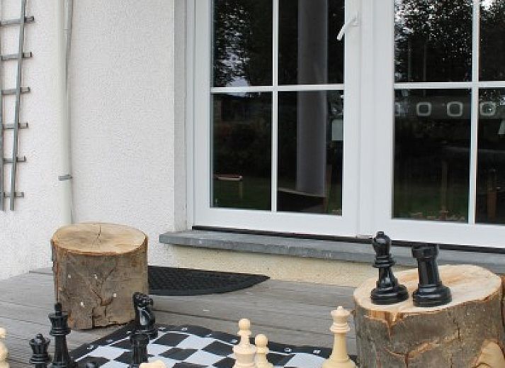 Comfortabele zithoek met houtkachel in TOPLOCATIE Gite Zwaluwnest vakantiehuis in Herresbach, Ardennen, Belgie.