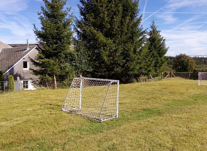 Comfortabele zithoek met houtkachel in TOPLOCATIE Gite Zwaluwnest vakantiehuis in Herresbach, Ardennen, Belgie.