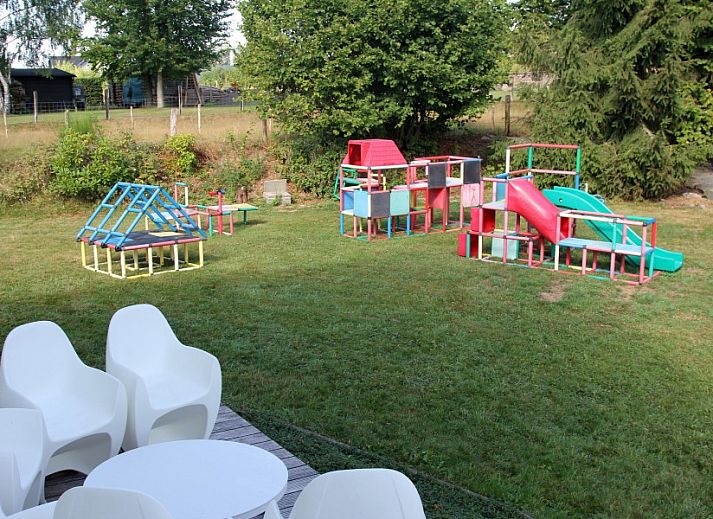 Comfortabele zithoek met houtkachel in TOPLOCATIE Gite Zwaluwnest vakantiehuis in Herresbach, Ardennen, Belgie.