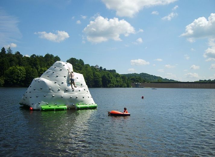 Comfortabele zithoek met houtkachel in TOPLOCATIE Gite Zwaluwnest vakantiehuis in Herresbach, Ardennen, Belgie.