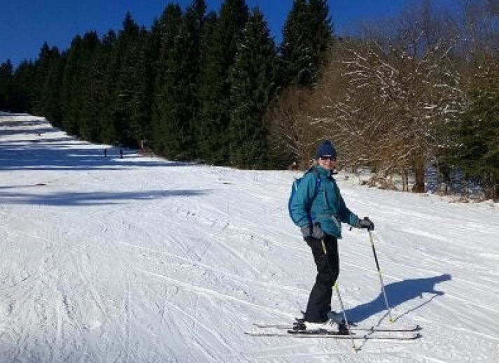 Knusse slaapkamer met hoogslaper in TOPLOCATIE Gite Zwaluwnest vakantiehuis in Herresbach, Ardennen, Belgie.