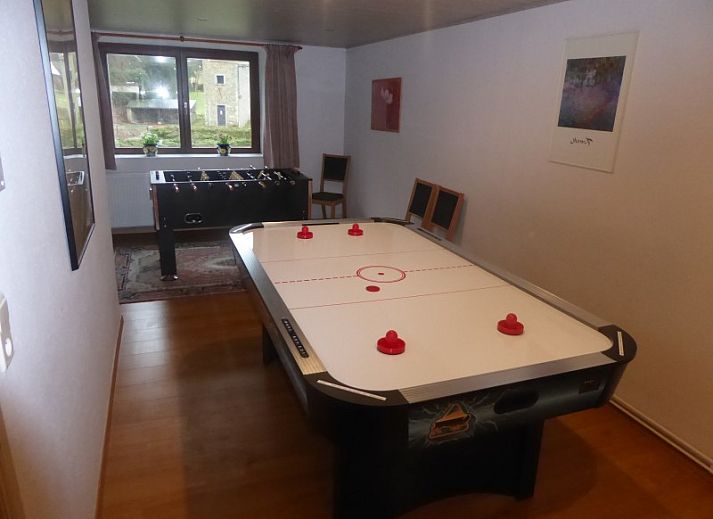 La Ferme Dochamps vakantiehuis in Dochamps, Ardennen, met een stenen gevel en groene omgeving.
