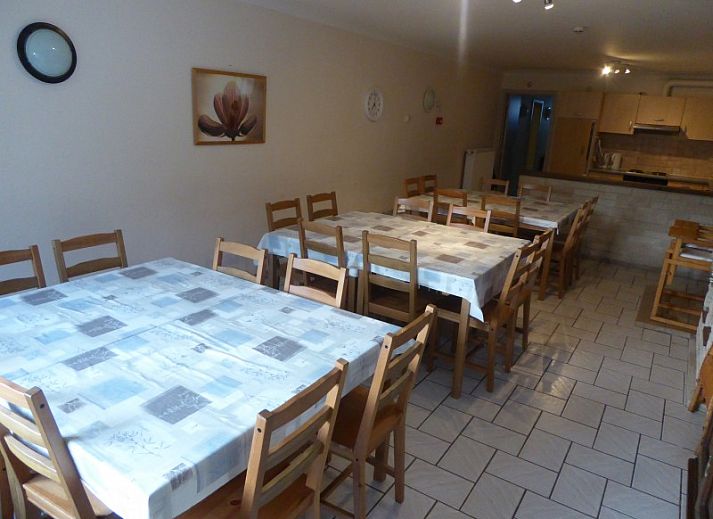 Spelkamer in La Ferme Dochamps, vakantiehuis in Dochamps, Ardennen met airhockey en tafelvoetbal.
