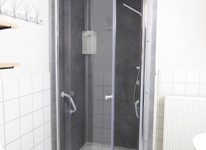 Stijlvolle douchecabine in La Ferme Dochamps, vakantiehuis in Dochamps, Ardennen.