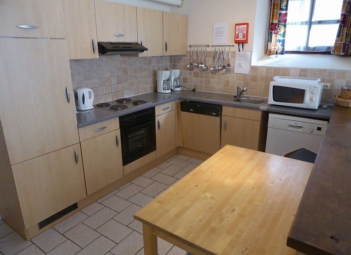 Gezellige woonkamer in La Ferme Dochamps, vakantiehuis in Dochamps, Ardennen met comfortabele banken.