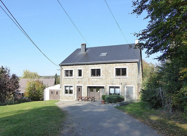 ARD103 vakantiehuis in Dochamps, Ardennen met ruime tuin en stenen gevel voor een ontspannen verblijf.