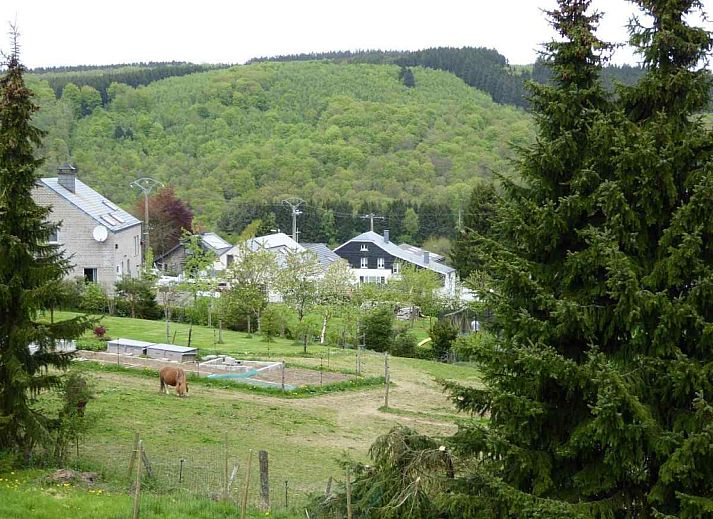 ARD103 vakantiehuis in Dochamps, Ardennen met ruime tuin en stenen gevel voor een ontspannen verblijf.
