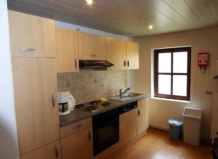 Moderne badkamer in ARD103 vakantiehuis in Dochamps, Ardennen met ruime douche en wastafel.