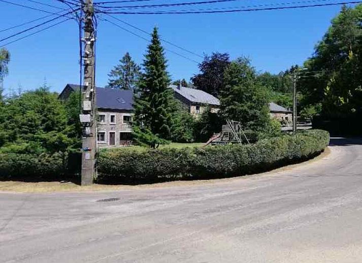 Moderne badkamer in ARD103 vakantiehuis in Dochamps, Ardennen met ruime douche en wastafel.