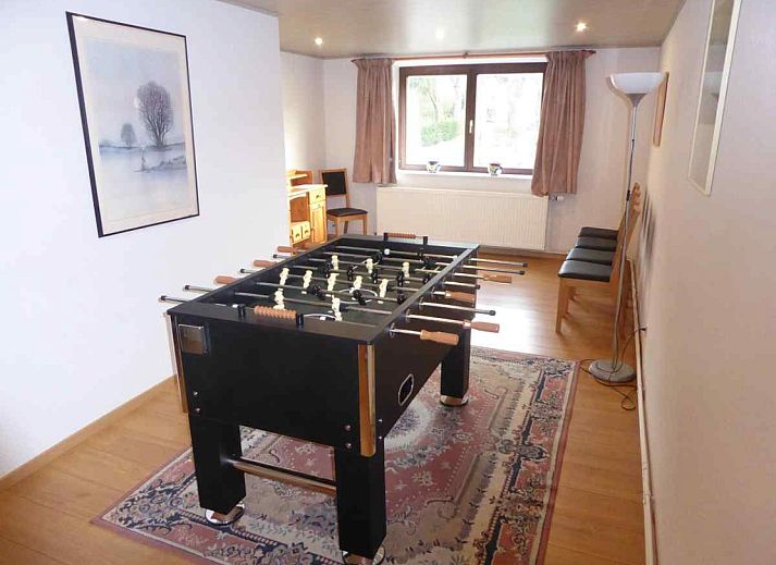 Moderne badkamer in ARD103 vakantiehuis in Dochamps, Ardennen met ruime douche en wastafel.