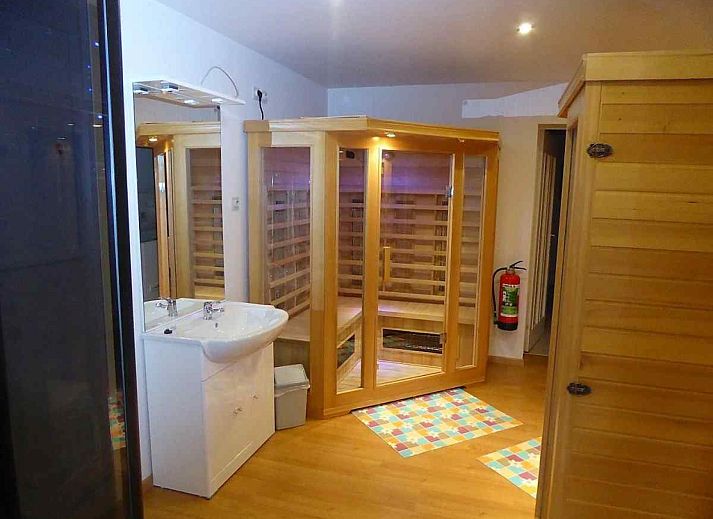 Wellnessruimte met sauna in ARD103 vakantiehuis in Dochamps, Ardennen voor ultieme ontspanning.