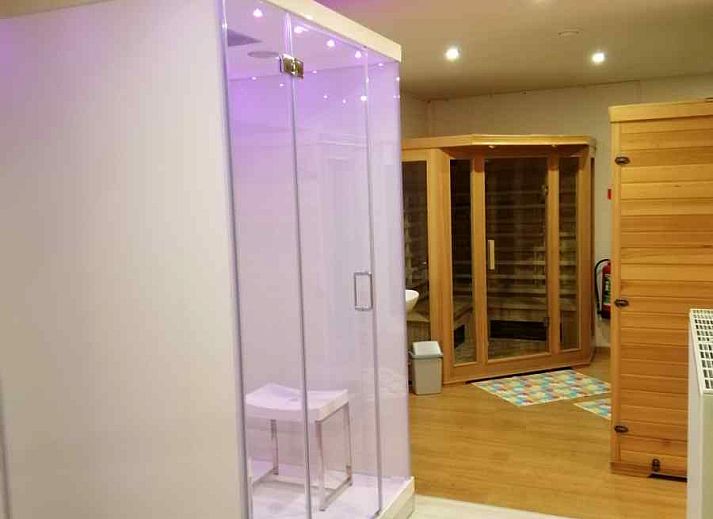 Wellnessruimte met sauna in ARD103 vakantiehuis in Dochamps, Ardennen voor ultieme ontspanning.