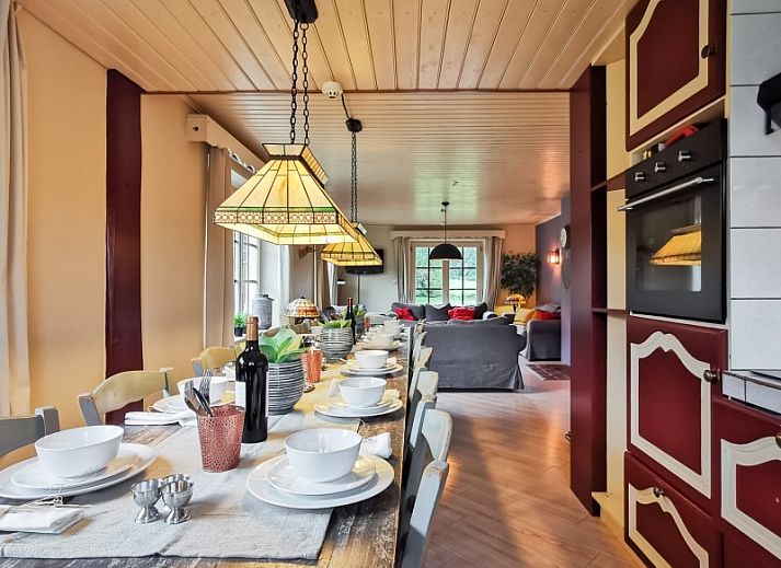 Gezellige woonkamer van La Villa in Dochamps, Ardennen, vakantiehuis met comfortabele banken in Luxemburg, Belgie.