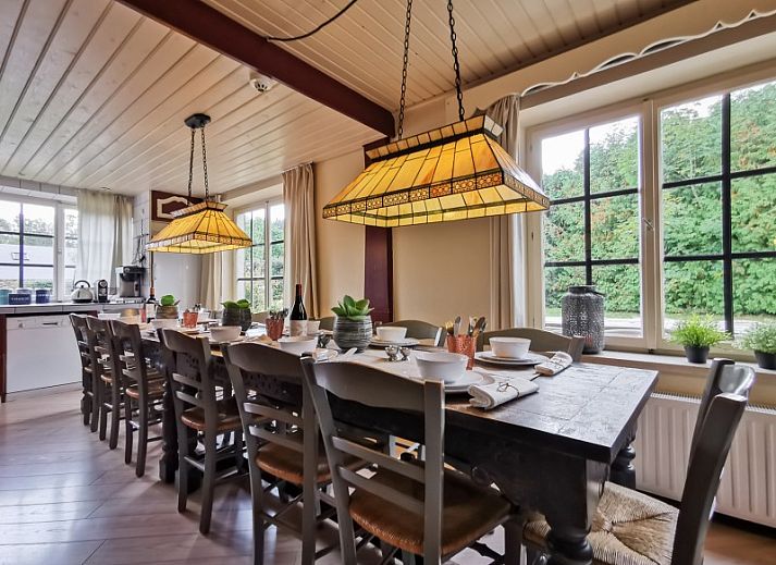 Gezellige woonkamer van La Villa in Dochamps, Ardennen, vakantiehuis met comfortabele banken in Luxemburg, Belgie.