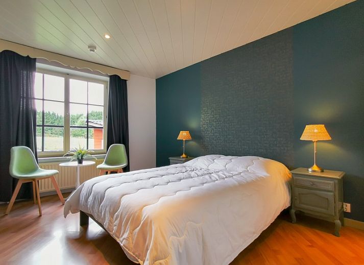 Stijlvolle zithoek in La Villa, Dochamps, Ardennen vakantiehuis met kleurrijke kussens, Luxemburg, Belgie.