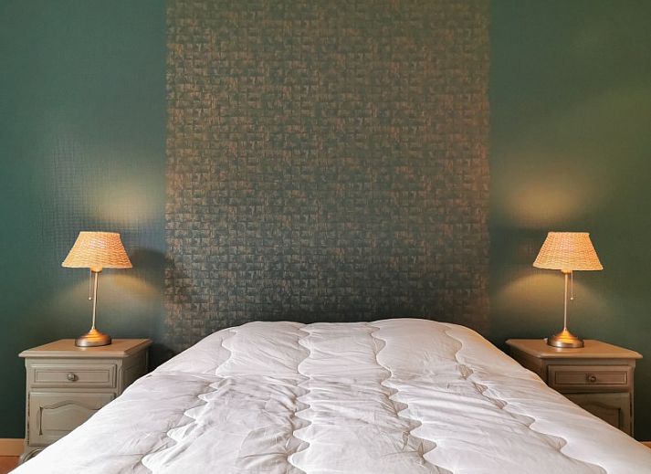 Stijlvolle zithoek in La Villa, Dochamps, Ardennen vakantiehuis met kleurrijke kussens, Luxemburg, Belgie.