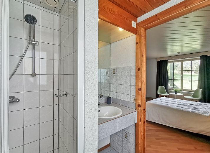 Stijlvolle zithoek in La Villa, Dochamps, Ardennen vakantiehuis met kleurrijke kussens, Luxemburg, Belgie.