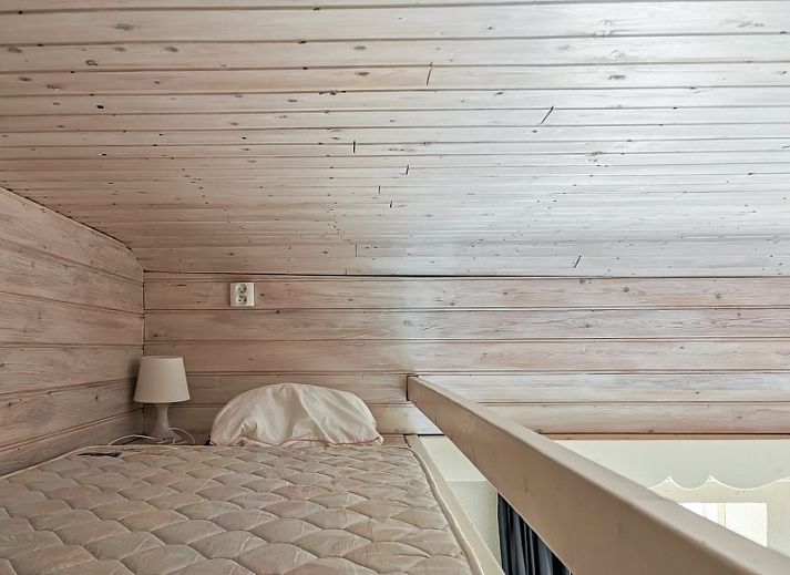 Sfeervolle woonkamer van La Villa in Dochamps, Ardennen, met open haard en boekenplank, Luxemburg, Belgie.