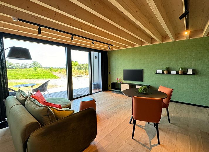 Escapade romantique in Durbuy, vakantiehuis met moderne architectuur in de Ardennen, omgeven door groen en rust.