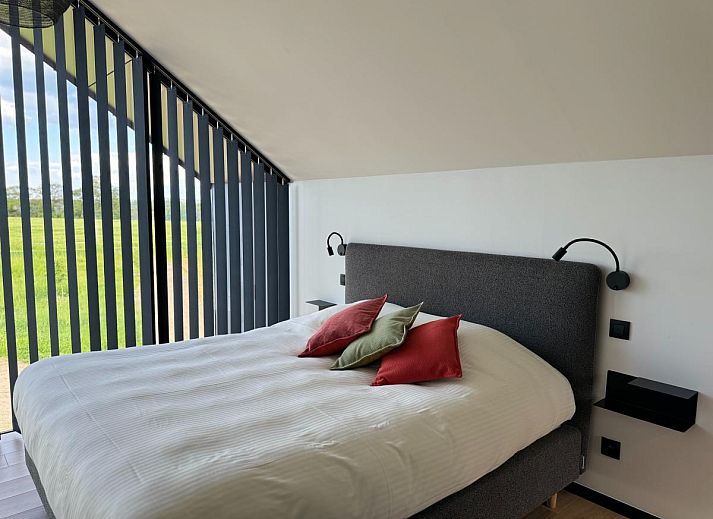 Gezellige woonkamer in Escapade romantique, vakantiehuis in Durbuy, met uitzicht op de groene omgeving van de Ardennen.