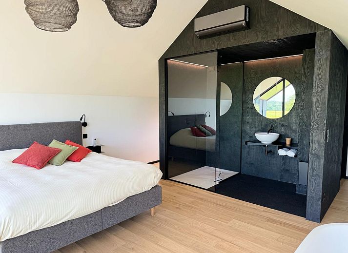 Gezellige woonkamer in Escapade romantique, vakantiehuis in Durbuy, met uitzicht op de groene omgeving van de Ardennen.