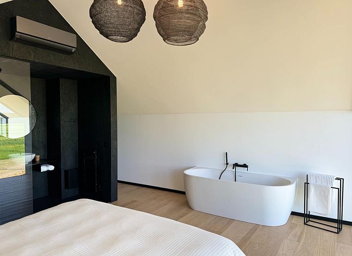 Gezellige woonkamer in Escapade romantique, vakantiehuis in Durbuy, met uitzicht op de groene omgeving van de Ardennen.