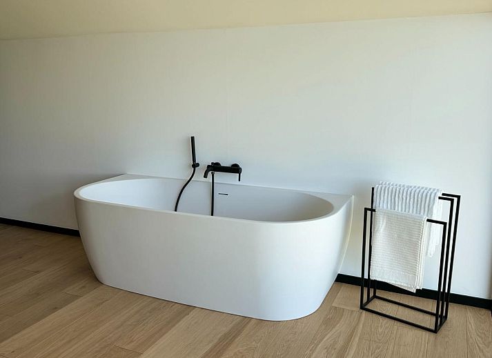 Binnenruimte van Escapade romantique in Durbuy, vakantiehuis met moderne inrichting en toegang tot terras in de Ardennen.