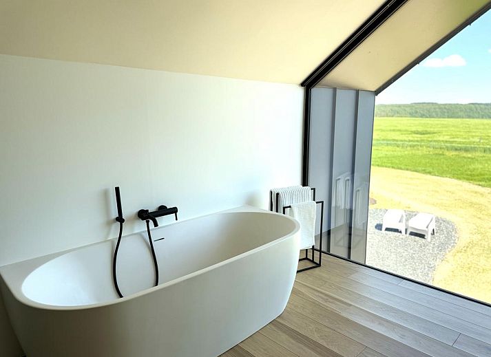 Binnenruimte van Escapade romantique in Durbuy, vakantiehuis met moderne inrichting en toegang tot terras in de Ardennen.