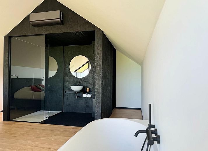 Binnenruimte van Escapade romantique in Durbuy, vakantiehuis met moderne inrichting en toegang tot terras in de Ardennen.