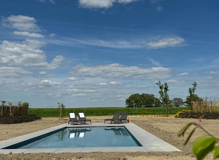 Lichte woonkamer in Escapade romantique, vakantiehuis in Durbuy, met uitzicht op de serene natuur van de Ardennen.