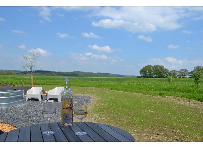 Lichte woonkamer in Escapade romantique, vakantiehuis in Durbuy, met uitzicht op de serene natuur van de Ardennen.