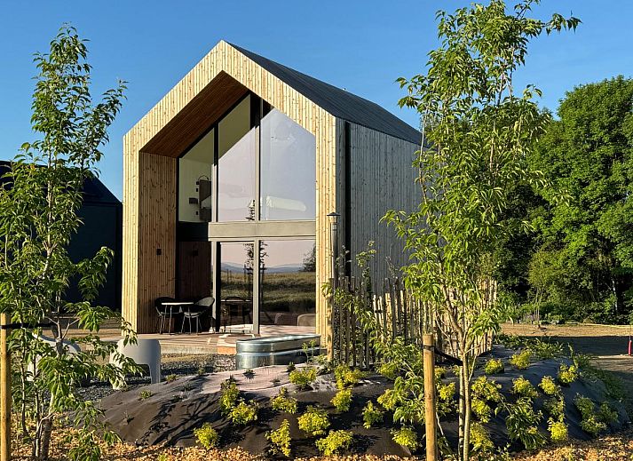Escapade Naturelle in Durbuy, Ardennen, vakantiehuis met moderne houten gevel en groene omgeving.
