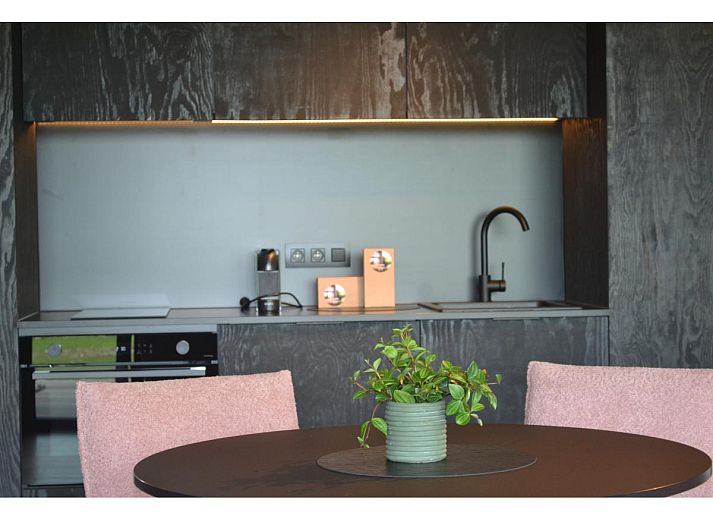Stijlvolle binnenruimte van Escapade Naturelle, vakantiehuis in Durbuy, met houten plafond en moderne inrichting.