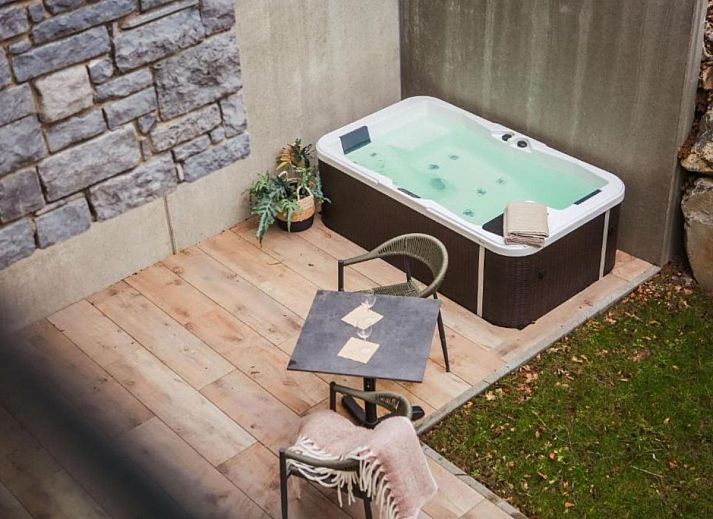 Gezellige woonkamer in vakantiehuis Be Durbuy, gelegen in de Ardennen, Belgie, met moderne inrichting en sfeervolle open haard.