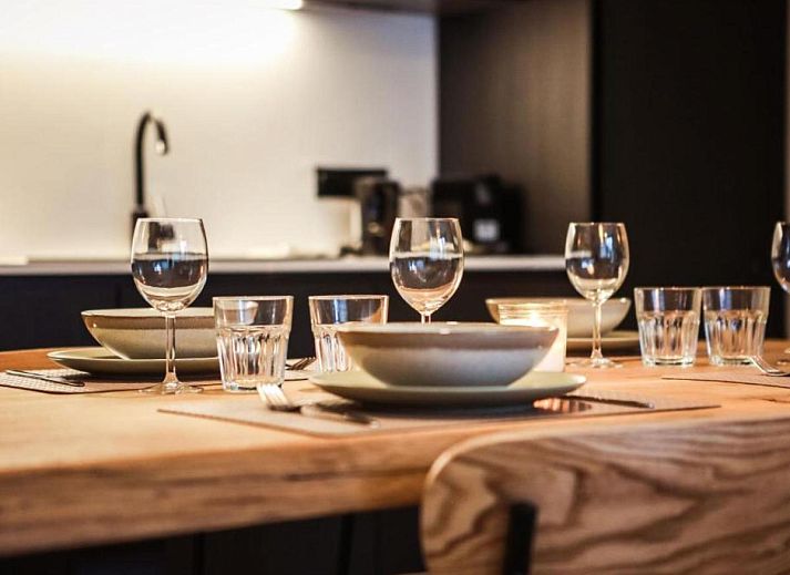Gezellige woonkamer in vakantiehuis Be Durbuy, gelegen in de Ardennen, Belgie, met moderne inrichting en sfeervolle open haard.