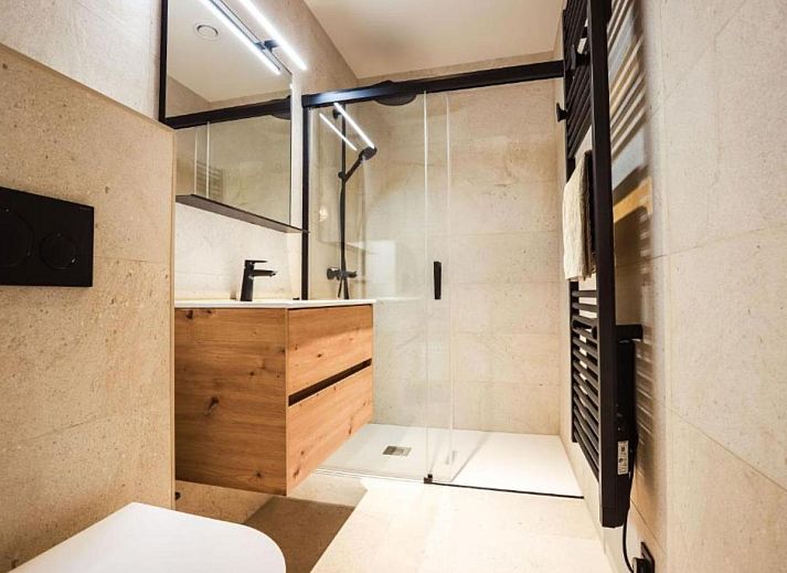 Stijlvolle binnenruimte van Be Durbuy vakantiehuis in de Ardennen, Belgie, met moderne inrichting en gezellige eethoek.