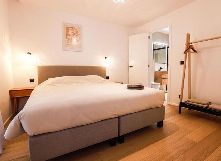 Stijlvolle binnenruimte van Be Durbuy vakantiehuis in de Ardennen, Belgie, met moderne inrichting en gezellige eethoek.