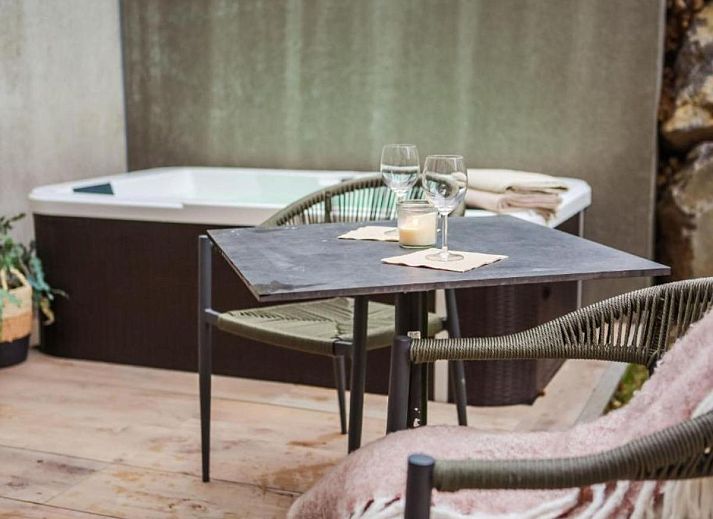 Ontspan op het terras van Be Durbuy in de Ardennen, Belgie, met een luxe jacuzzi en natuurlijke omgeving voor een perfecte vakantie.