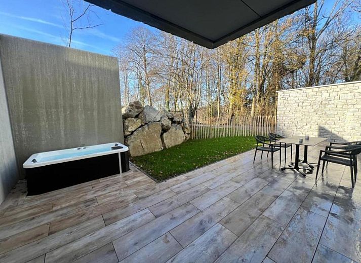 Ontspan op het terras van Be Durbuy in de Ardennen, Belgie, met een luxe jacuzzi en natuurlijke omgeving voor een perfecte vakantie.