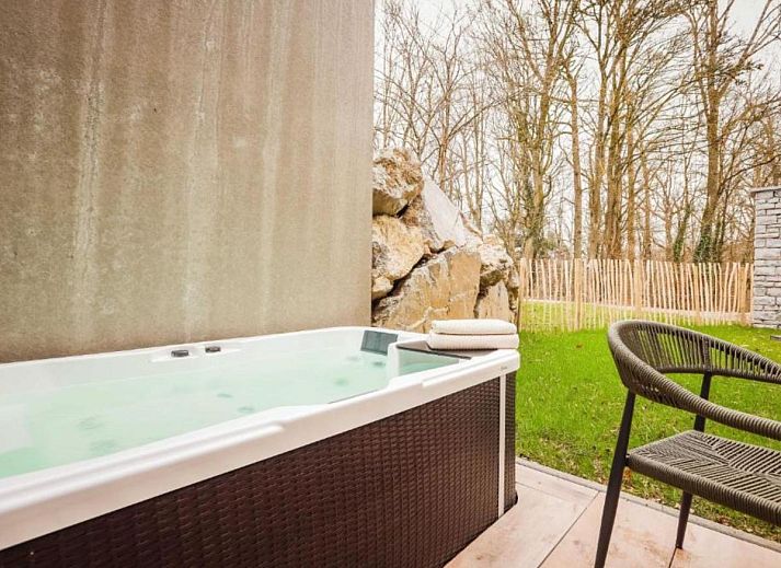 Ontspan op het terras van Be Durbuy in de Ardennen, Belgie, met een luxe jacuzzi en natuurlijke omgeving voor een perfecte vakantie.